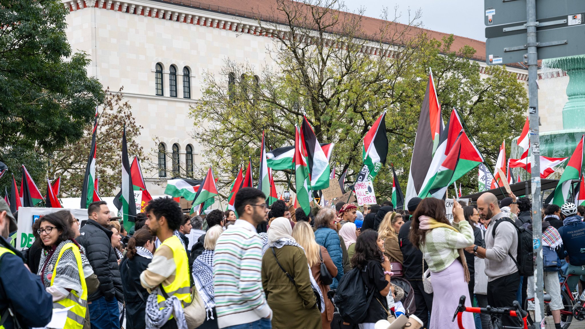 Etwa 1.500 Menschen ziehen mit teilweise radikalen pro-Palästina Parolen vom Professor-Huber-Platz vor der LMU durch die Maxvorstadt zur TUM (Aufnahme vom 19.10.2024)