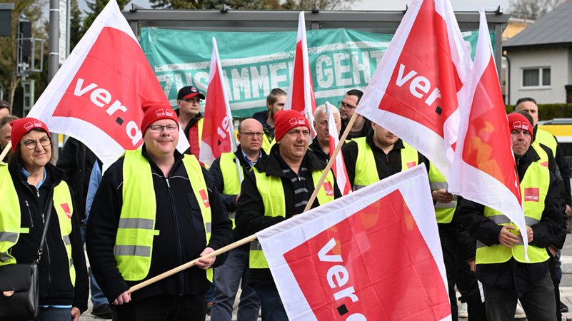 Symbolbild: Verdi-Mitglieder bei einem Streik (symbolbild).