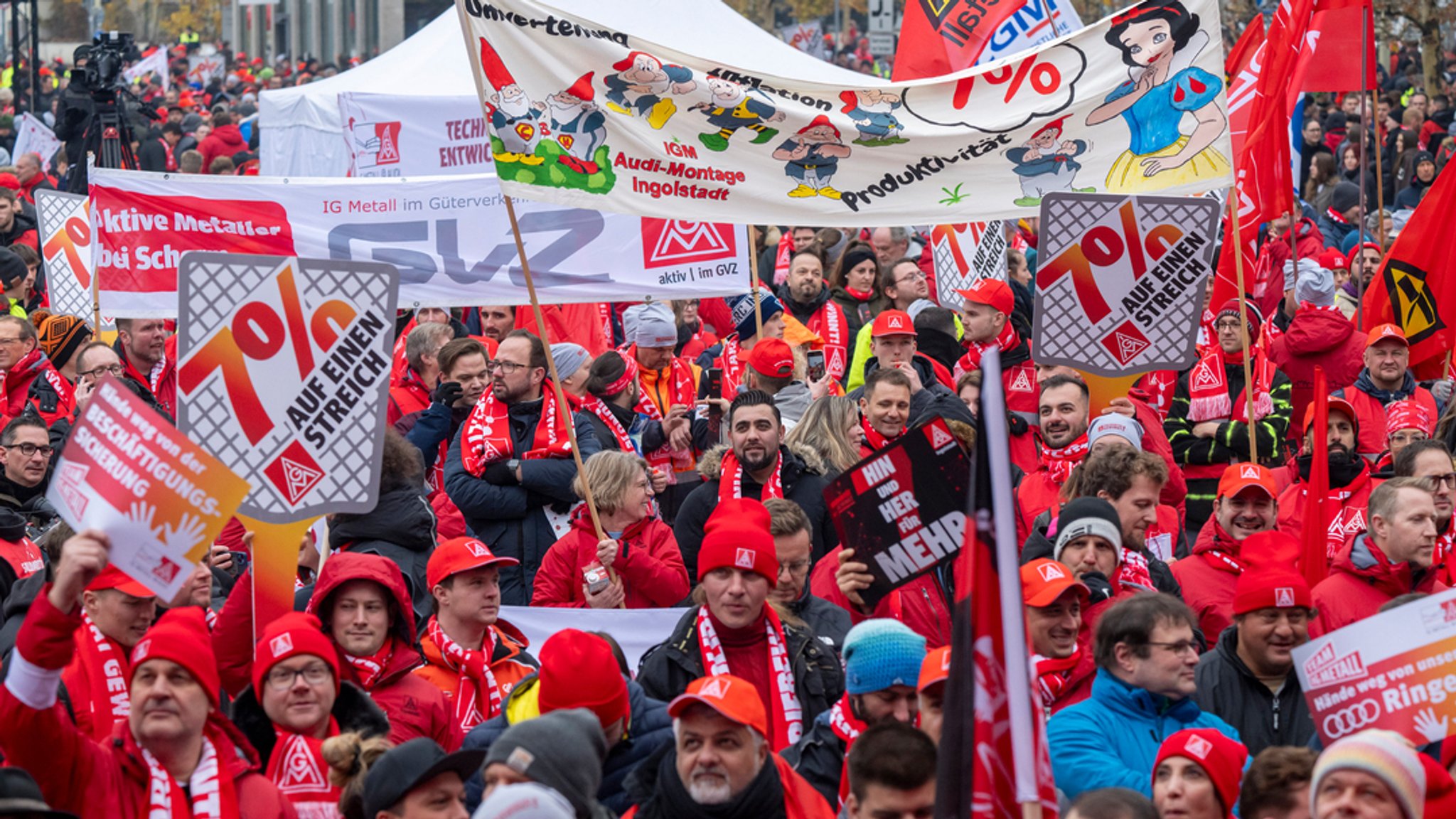 Mehrere tausend Mitarbeiter von Audi demonstrieren am 11.11. 2024 vor den Werkstoren des bayerischen Autoherstellers.