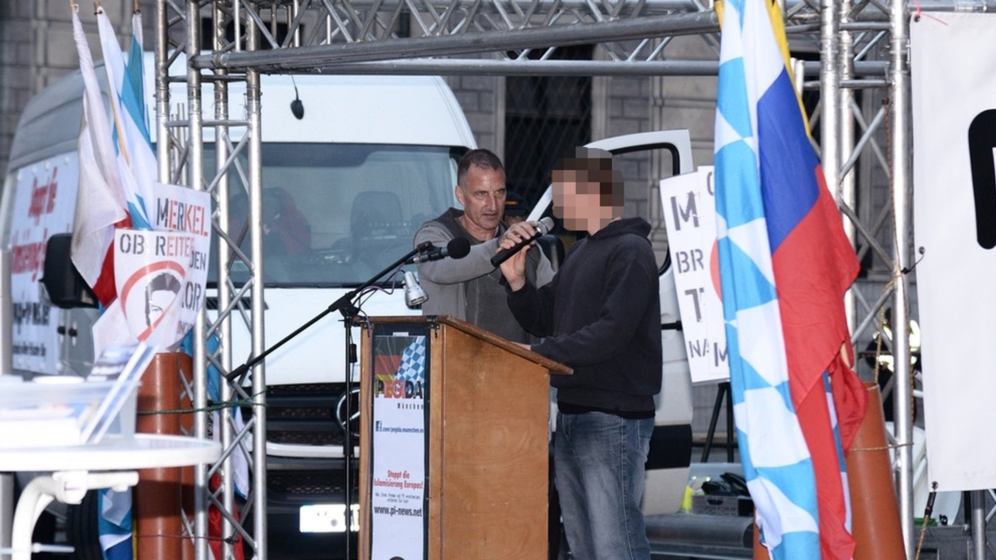 Heinz M., damaliger Vorsitzender Pegida-München, mit dem rechtsextremen Nürnberger Dan E. bei einer Pegida-Veranstaltung im Jahr 2016 in München.