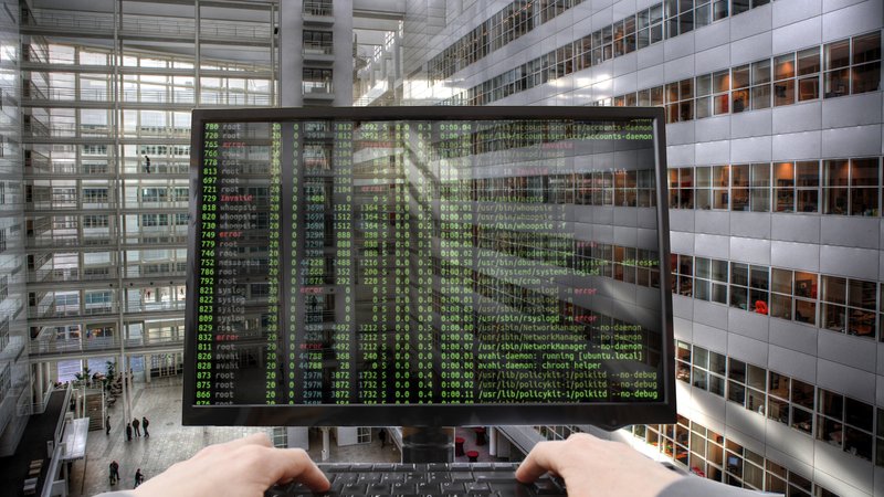 Risiko groß, Sorglosigkeit auch: Viele Cyberangriffe auf Firmen | Bild: picture alliance / Jochen Tack | Jochen Tack Risiko groß, Sorglosigkeit auch: Viele Cyberangriffe auf Firmen