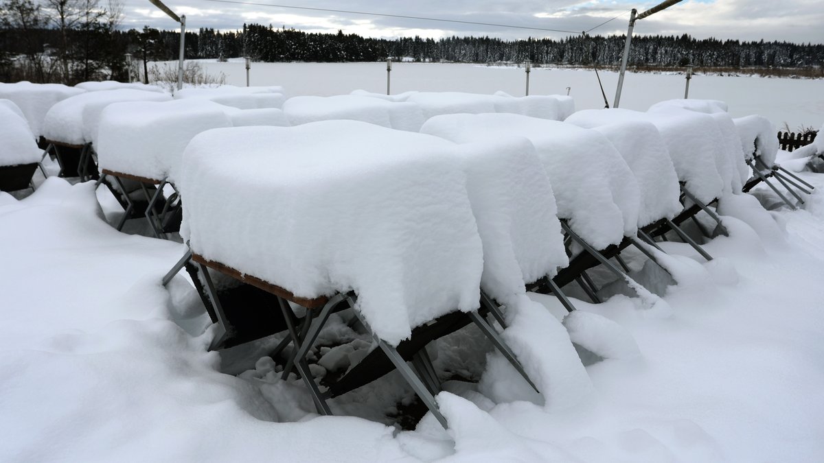 Tische und Stühle eines Ausflugslokals am Elbsee sind mit hohem Schnee bedeckt. (5.12.23) | Bild: picture alliance/dpa | Karl-Josef Hildenbrand Tische und Stühle eines Ausflugslokals am Elbsee sind mit hohem Schnee bedeckt. (5.12.23)