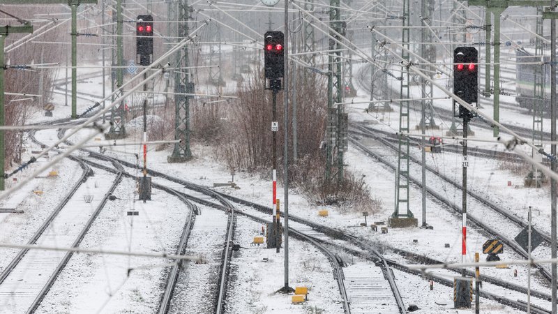 Weichen und auf rot gestellte Signale sind am 02.01.2025 an den Gleisen kurz vor dem Hauptbahnhof von Hof an der Saale (Bayern) zu sehen. | Bild: picture alliance / dpa | Matthias Balk Weichen und auf rot gestellte Signale sind am 02.01.2025 an den Gleisen kurz vor dem Hauptbahnhof von Hof an der Saale (Bayern) zu sehen.