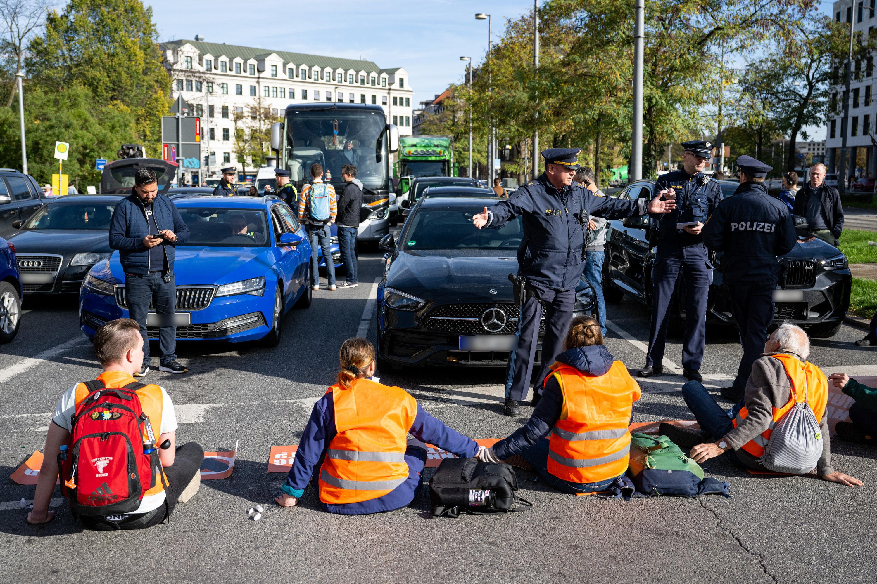 Klimaprotest: Aktivisten Kleben Sich Am Stachus Fest | BR24