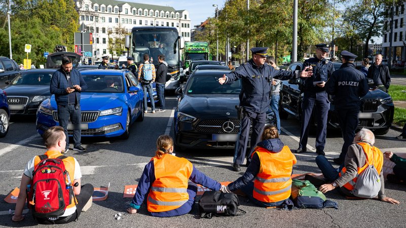 Klimaaktivisten kleben sich auf Straße in München fest