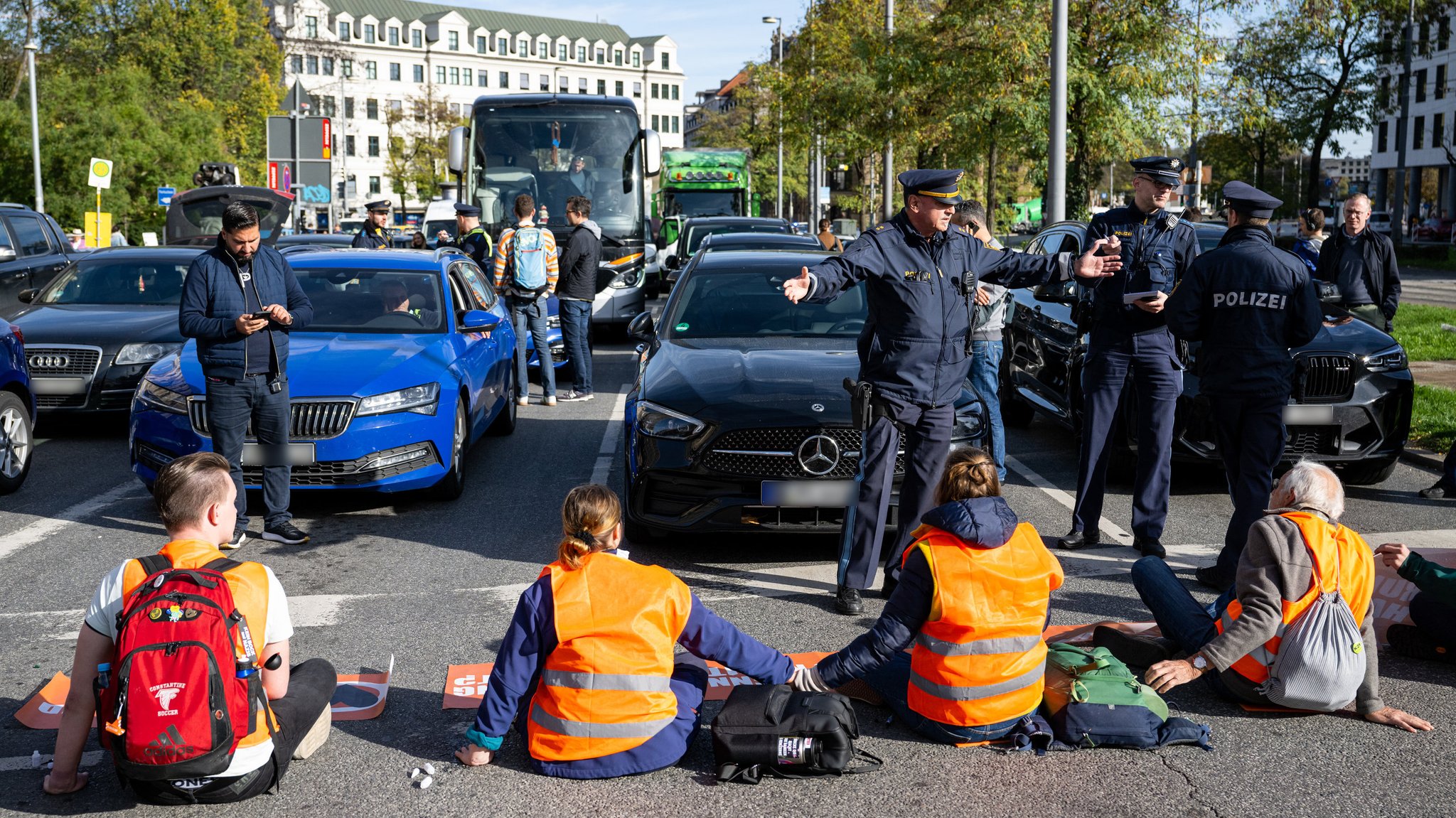 Klimaprotest: Aktivisten kleben sich am Stachus fest