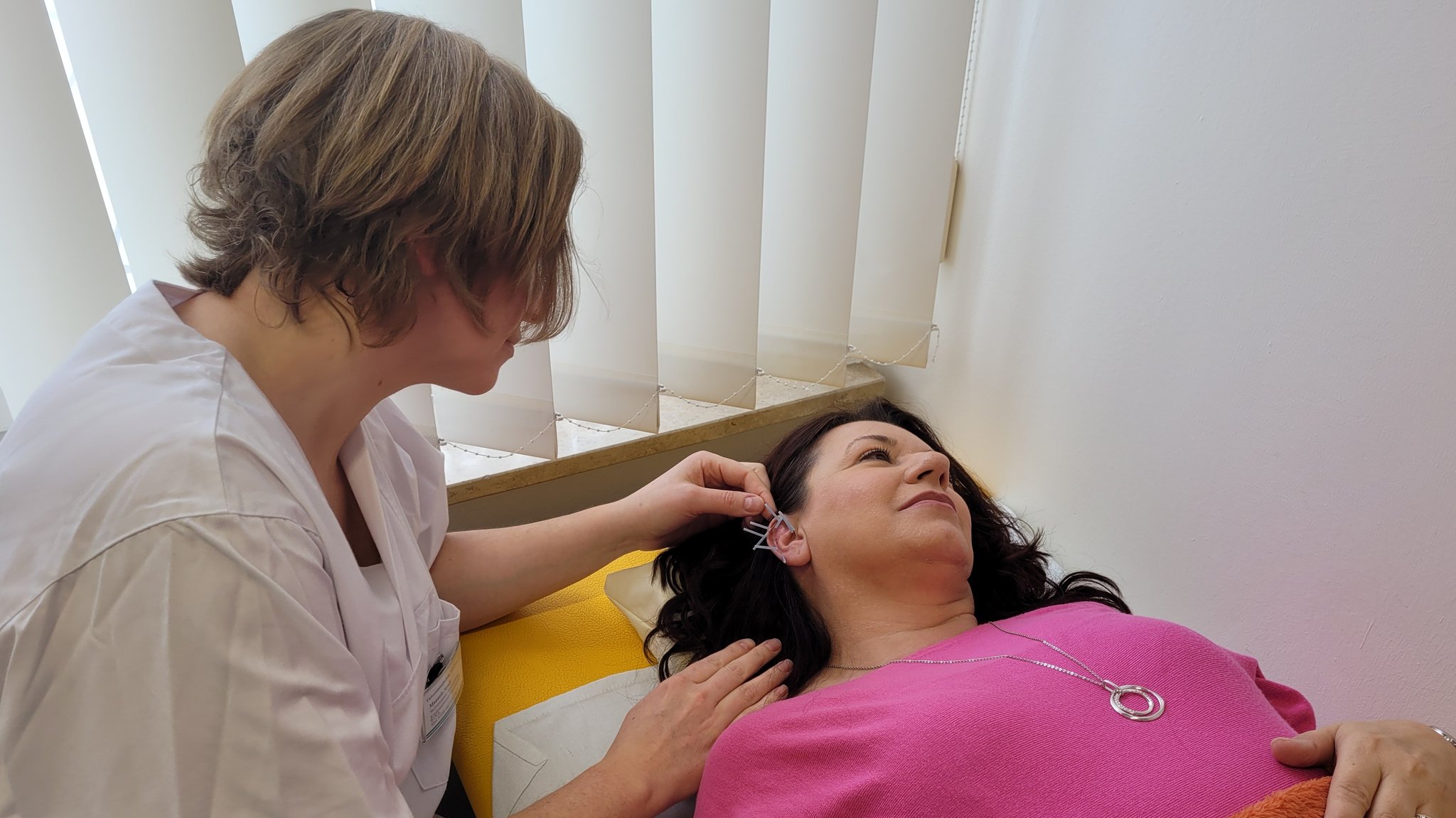 Akupunktur während der Naturheilkundlichen Pflegesprechstunde am Uniklinikum Würzburg.