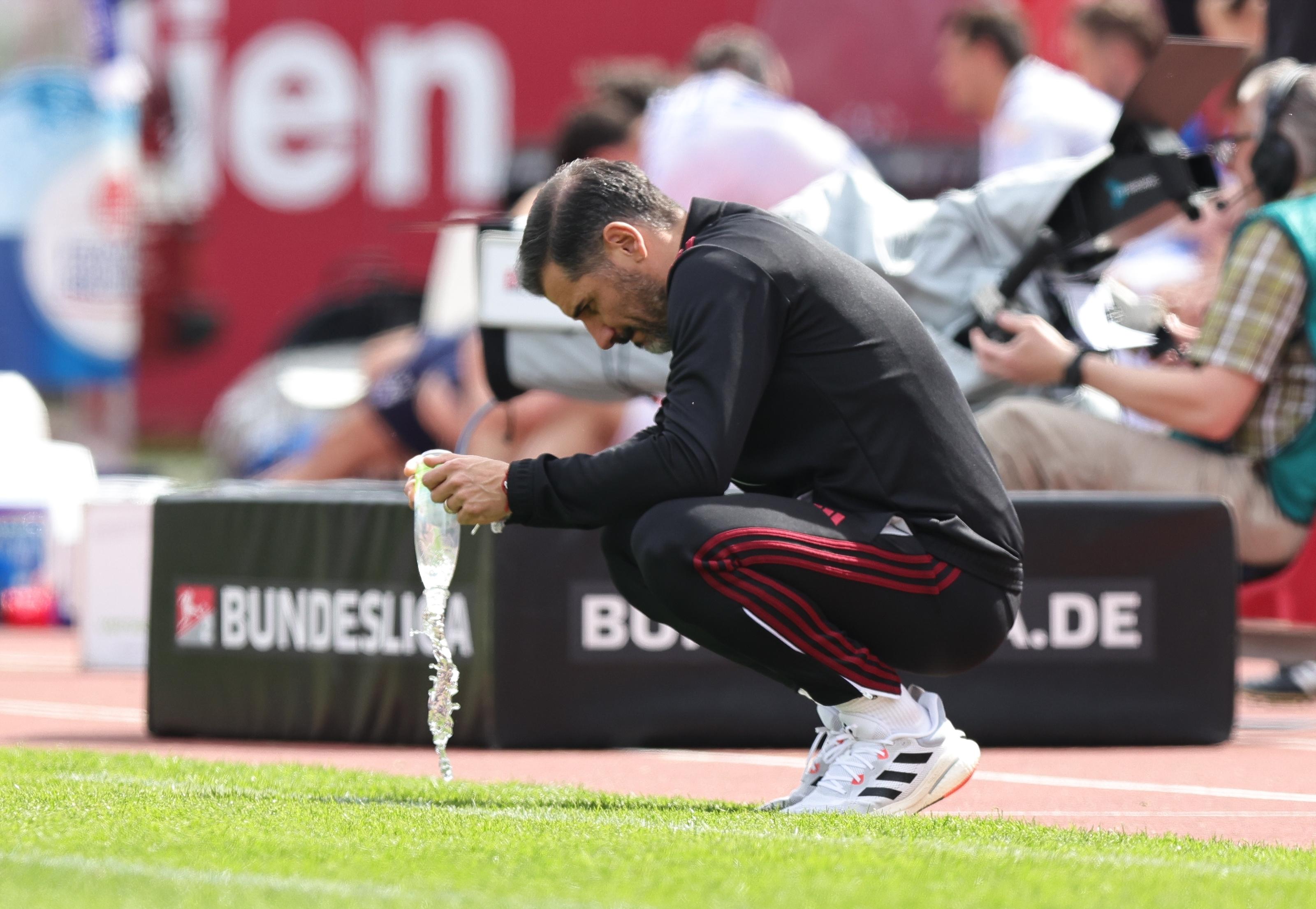 1.-FC-Nürnberg-Trainer Cristian Fiél bei der Niederlage seines Teams gegen den KSC 