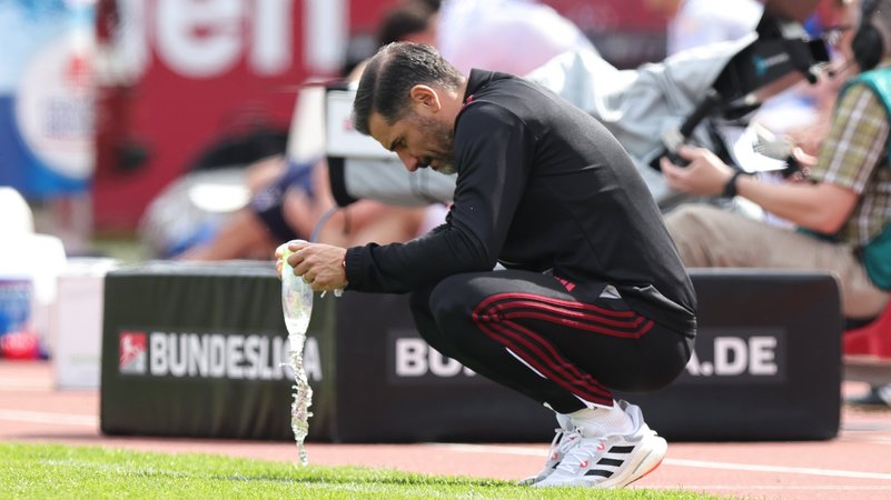 1.-FC-Nürnberg-Trainer Cristian Fiél bei der Niederlage seines Teams gegen den KSC | Bild: picture alliance / Sportfoto Zink / Daniel Marr | Sportfoto Zink / Daniel Marr 1.-FC-Nürnberg-Trainer Cristian Fiél bei der Niederlage seines Teams gegen den KSC