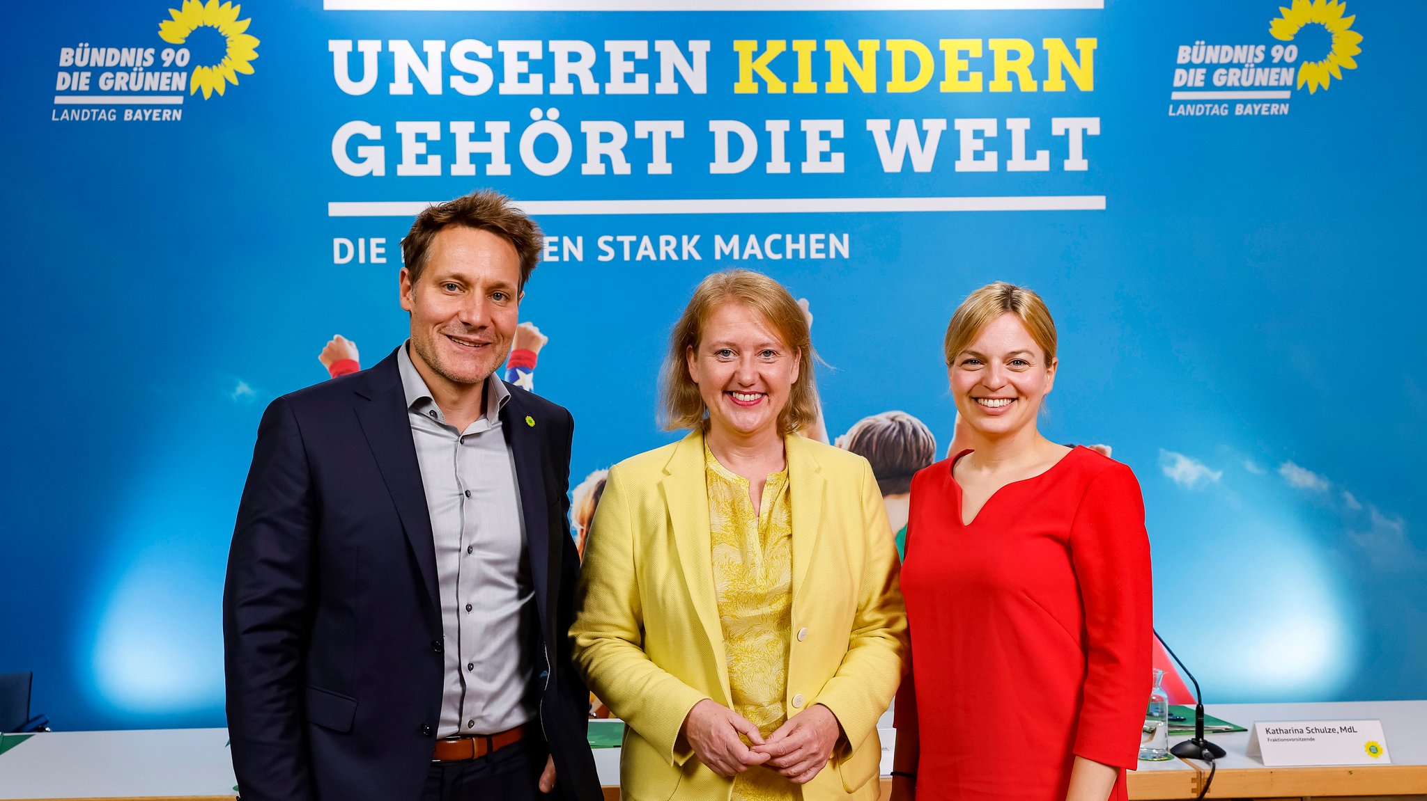 die Fraktionschefs der Landtagsgrünen Katharina Schulze und Ludwig Hartmann mit Bundesfamilienministerin Lisa Paus