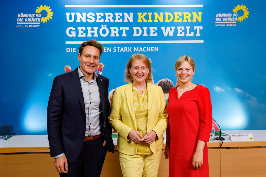 die Fraktionschefs der Landtagsgrünen Katharina Schulze und Ludwig Hartmann mit Bundesfamilienministerin Lisa Paus