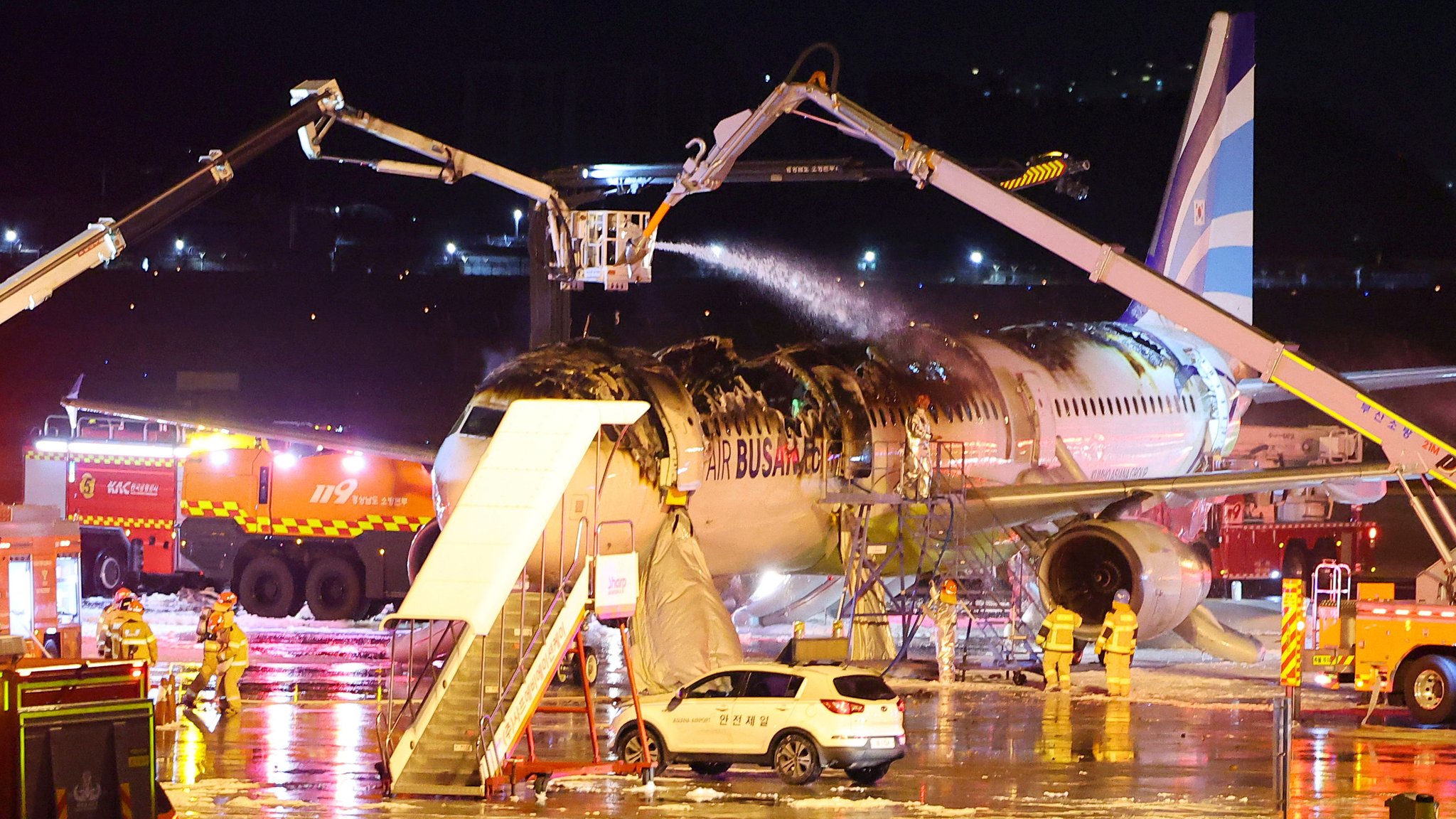 Ausgebranntes Flugzeug am Gimhae International Airport in Busan