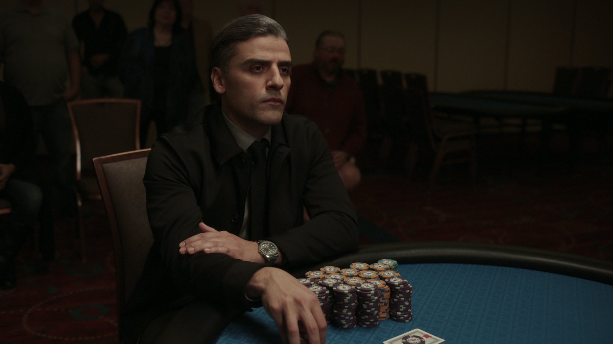 Gibt sich cool am Tisch, doch in ihm brodelt es gefährlich: Oscar Isaac ist "The Card Counter" (Filmszene).