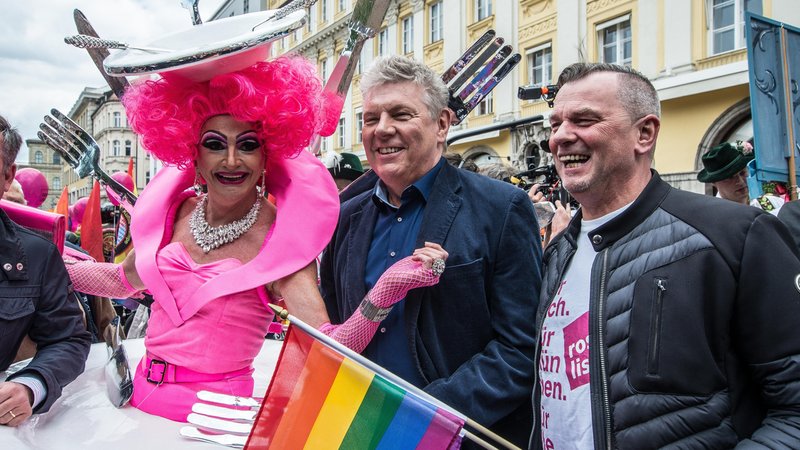Archivbild: Münchens Oberbürgermeister Dieter Reiter posiert beim Christopher Street Day in München mit einer Drag Queen.