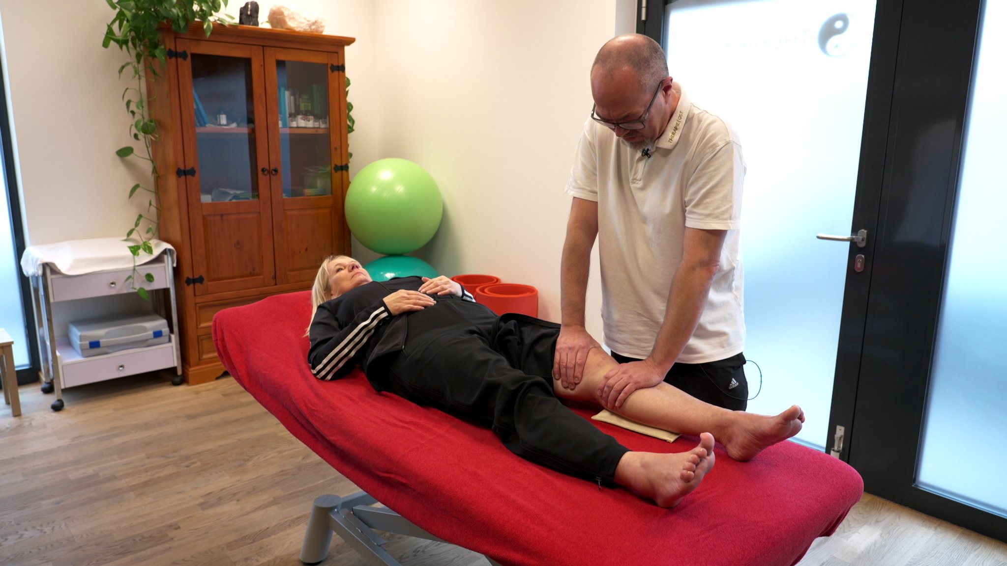 Physiotherapeut Gerhard Boiger mit einer Patientin in seiner Praxis. 