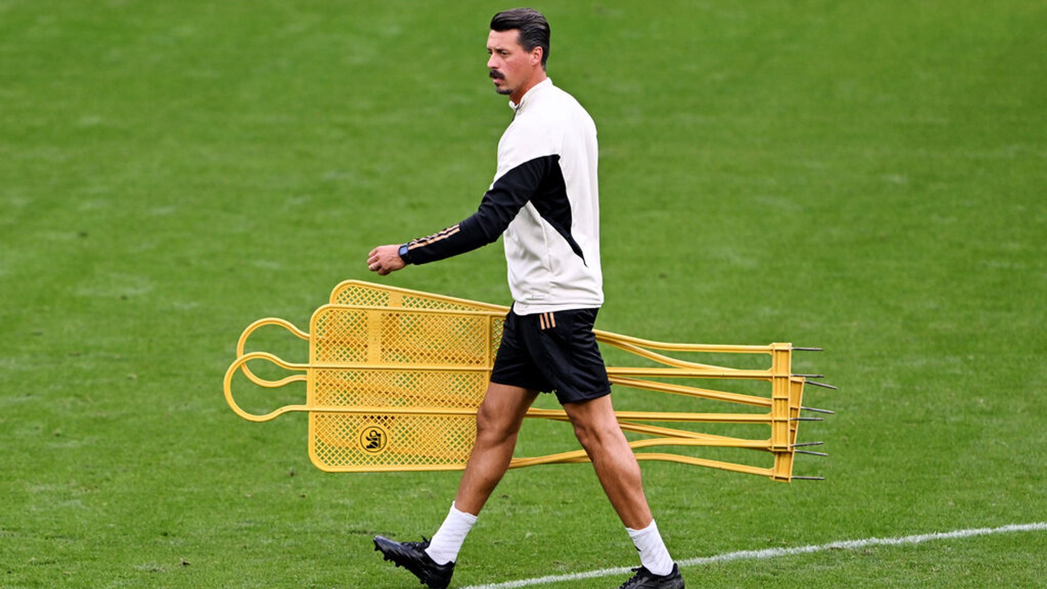 11.09.2023, Nordrhein-Westfalen, Dortmund: Fußball: Nationalmannschaft, Deutschland, Training im Signal-Iduna-Stadion. Interims-Co-Trainer Sandro Wagner bereitet das Training vor. Foto: Federico Gambarini/dpa +++ dpa-Bildfunk +++