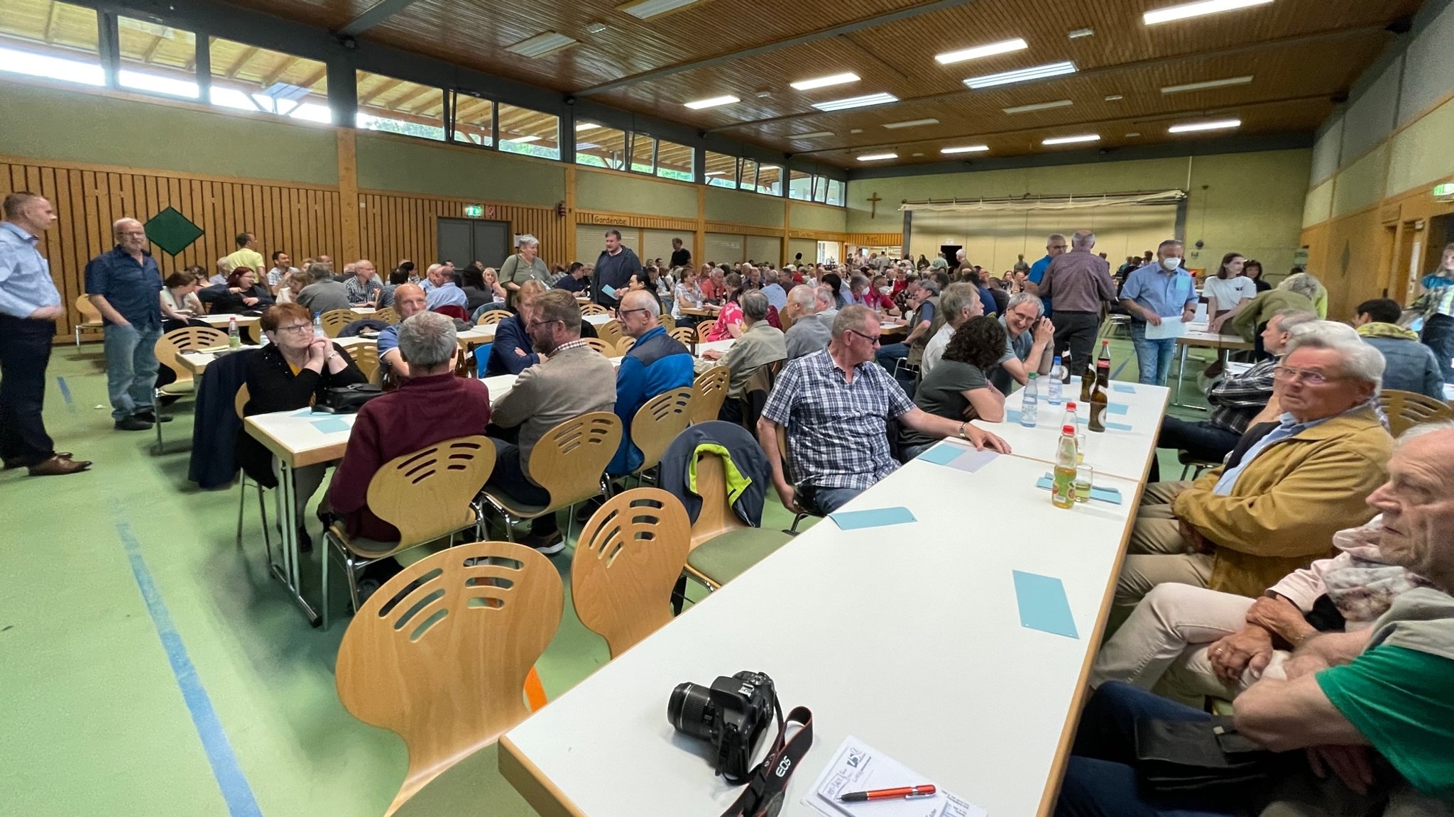 300 Wombacher kamen am Sonntagabend ins Vereinsheim, um ihre Bäckerei zu retten.