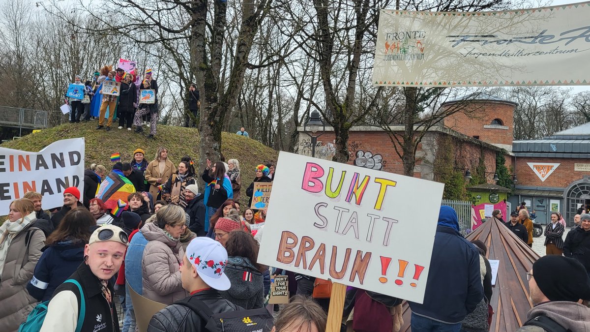 "Bunt Statt Braun" und andere Plakate für einen toleranten Umgang