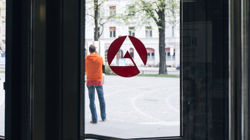Ein Mann steht vor dem Eingang eines Jobcenters | Bild: BR / Lisa Hinder Ein Mann steht vor dem Eingang eines Jobcenters