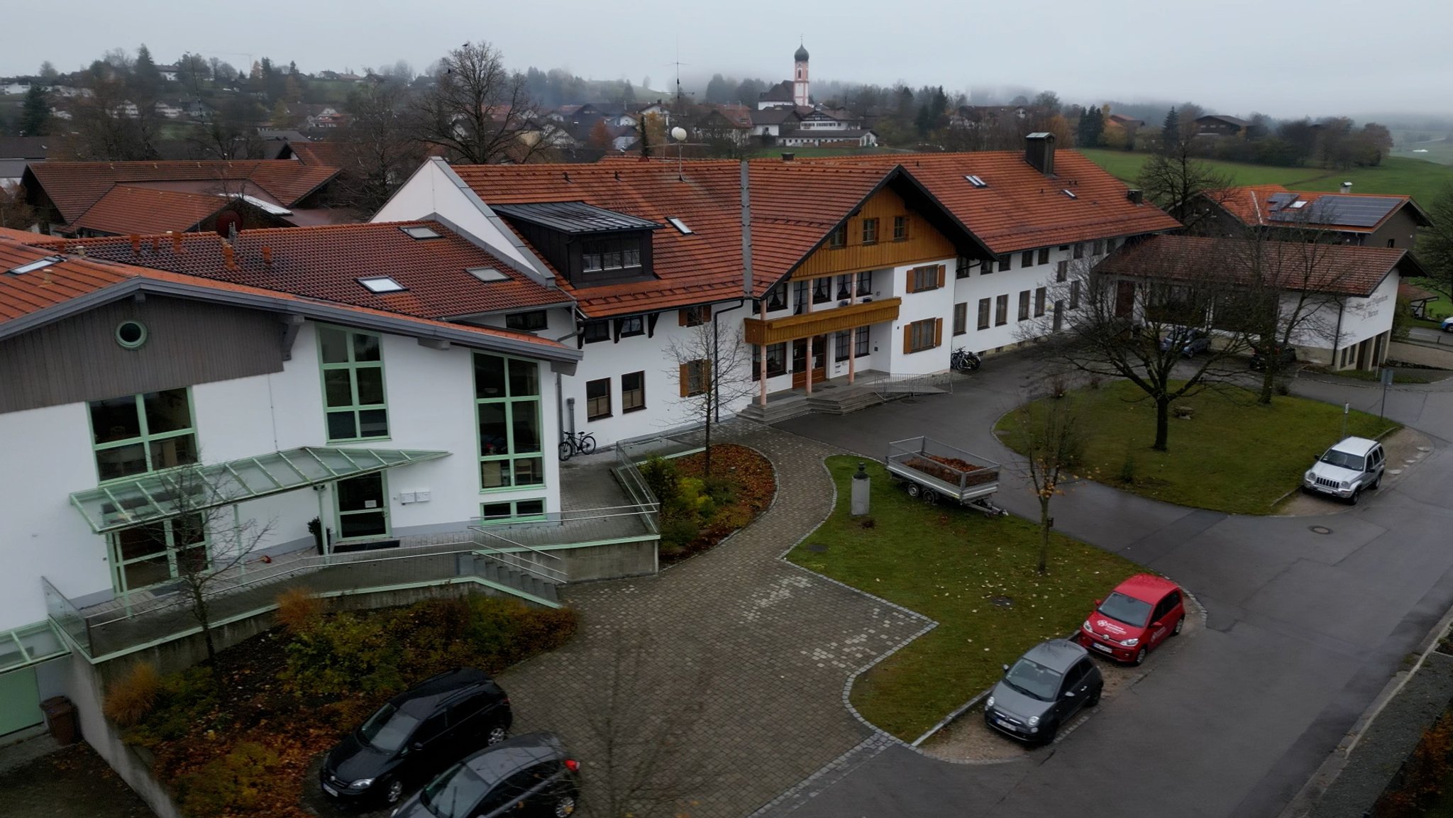 Das Pflegeheim am Rand der Ortschaft Seeg.