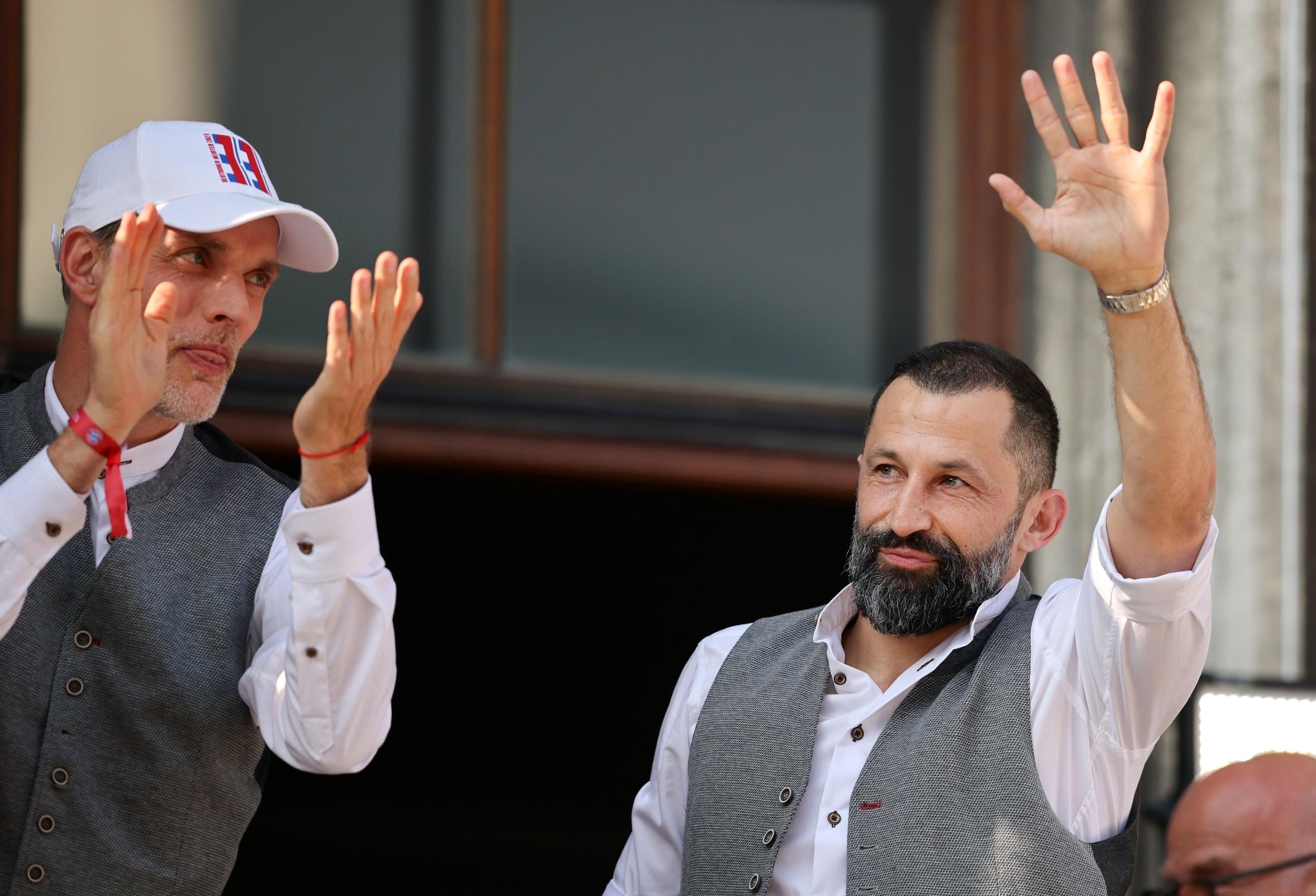 Thomas Tuchel und Hasan Salihamidzic auf dem Rathausbalkon