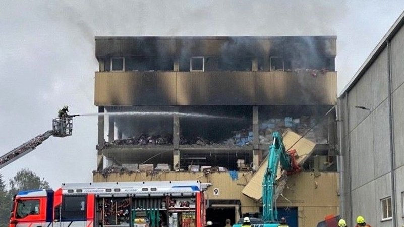 Löscheinsatz der Feuerwehr | Bild: BR/Philip Kuntschner Löscheinsatz der Feuerwehr