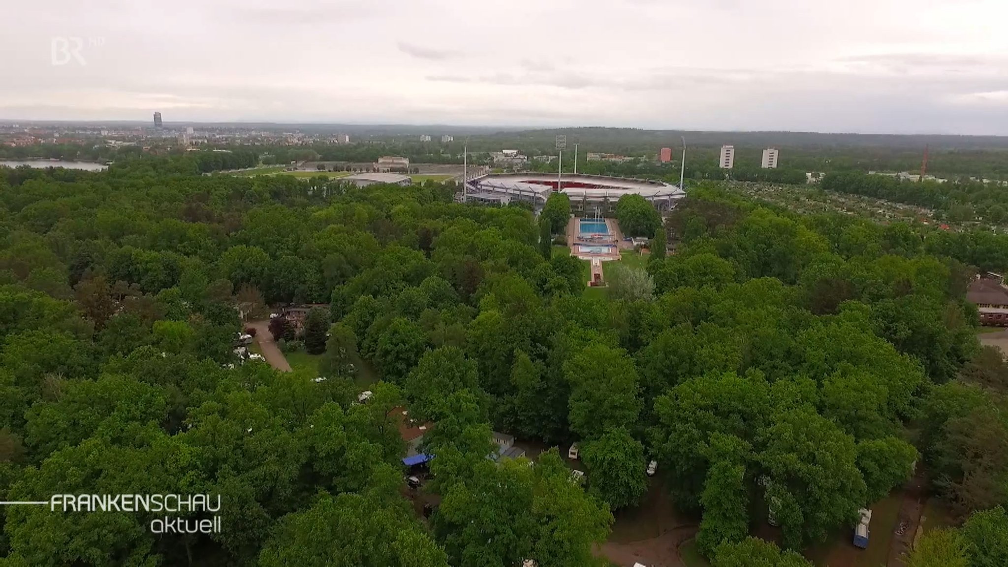 Das Max-Morlock-Stadion umgeben von Bäumen.