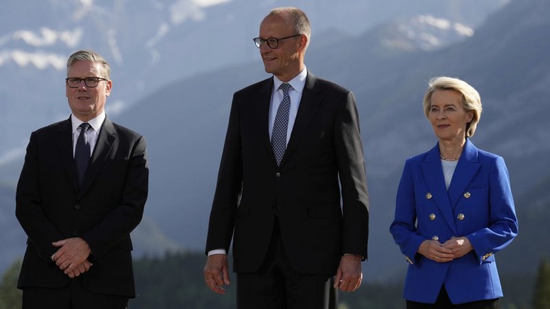 16.06.2025, Kanada, Kananaskis: Der britische Premierminister Keir Starmer, der deutsche Bundeskanzler Friedrich Merz und die Präsidentin der Europäischen Kommission ,Ursula von der Leyen, stellen sich zum Gruppenfoto auf dem G7-Gipfel auf. Foto: Mark Schiefelbein/AP/dpa +++ dpa-Bildfunk +++ | Bild: dpa-Bildfunk/Mark Schiefelbein 16.06.2025, Kanada, Kananaskis: Der britische Premierminister Keir Starmer, der deutsche Bundeskanzler Friedrich Merz und die Präsidentin der Europäischen Kommission ,Ursula von der Leyen, stellen sich zum Gruppenfoto auf dem G7-Gipfel auf. Foto: Mark Schiefelbein/AP/dpa +++ dpa-Bildfunk +++