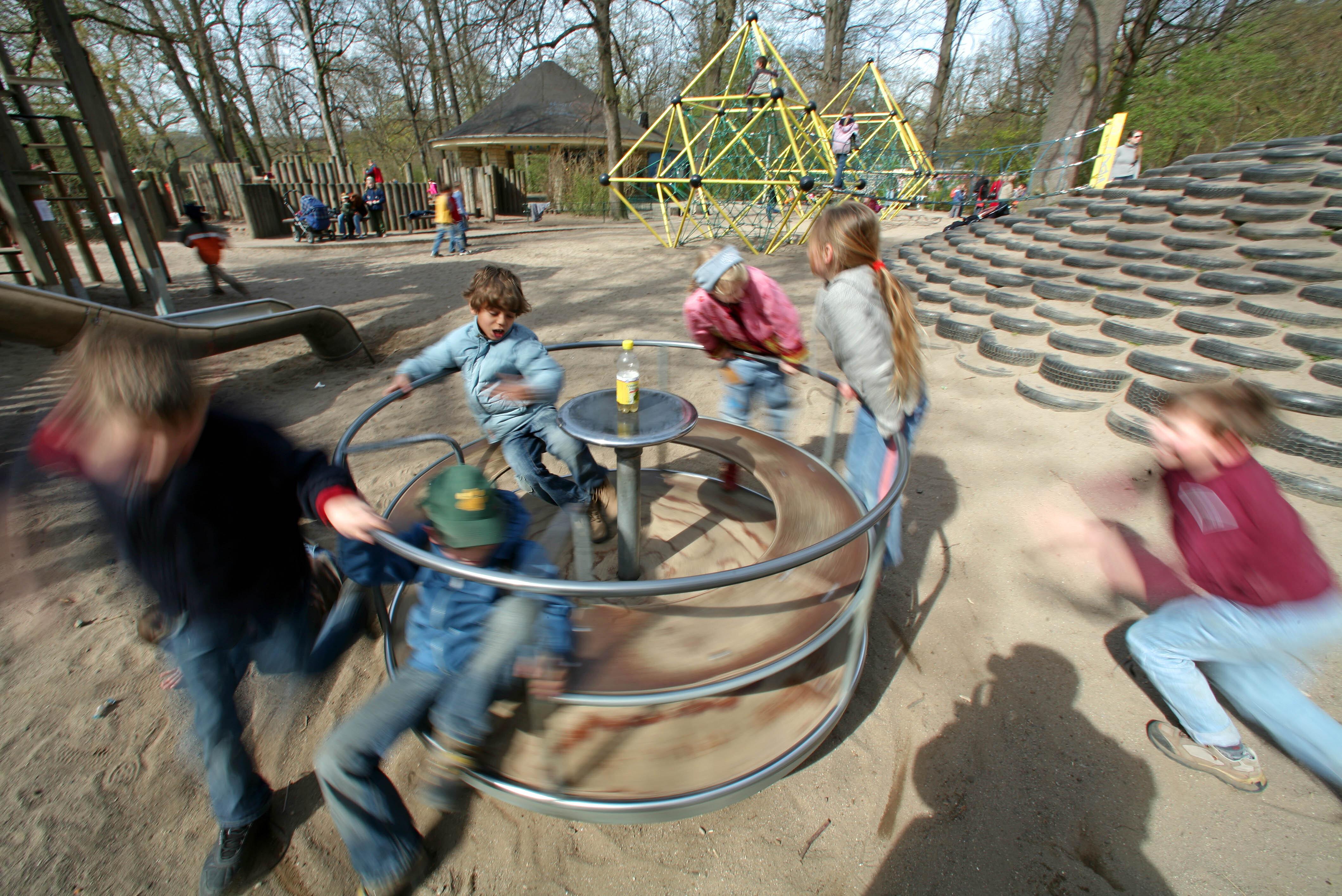 Kinder auf einem Spielplatz (Symbolbild)