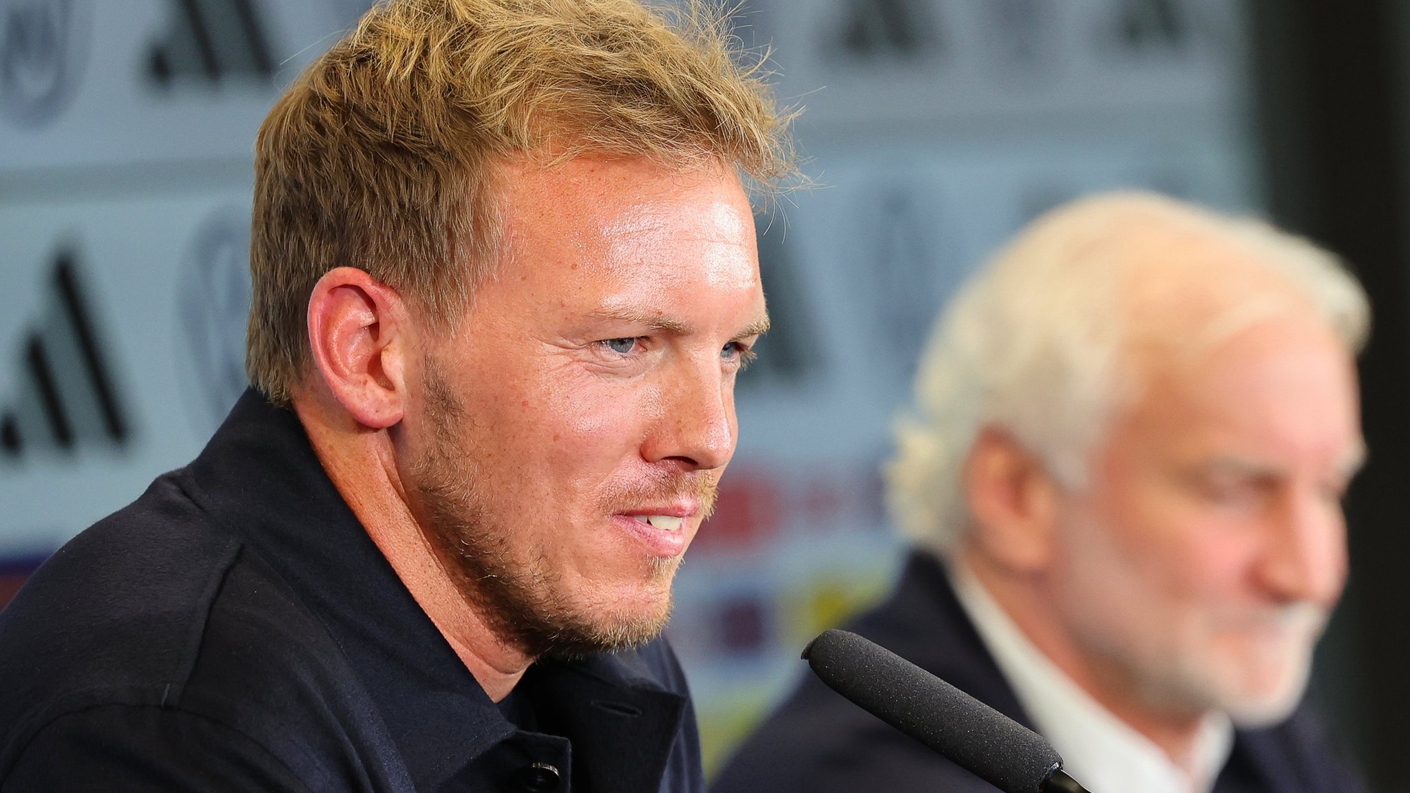 22.09.2023, Hessen, Frankfurt/Main: Fußball: DFB, Nationalmannschaft, Pressekonferenz nach der Präsidiumssitzung. Der neue Bundestrainer Julian Nagelsmann (l) spricht neben DFB-Sportdirektor Rudi Völler. 