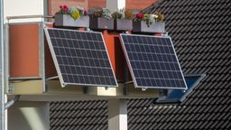 Solarmodule für ein Balkonkraftwerk hängen an einem Balkon. | Bild:dpa-Bildfunk/Stefan Sauer