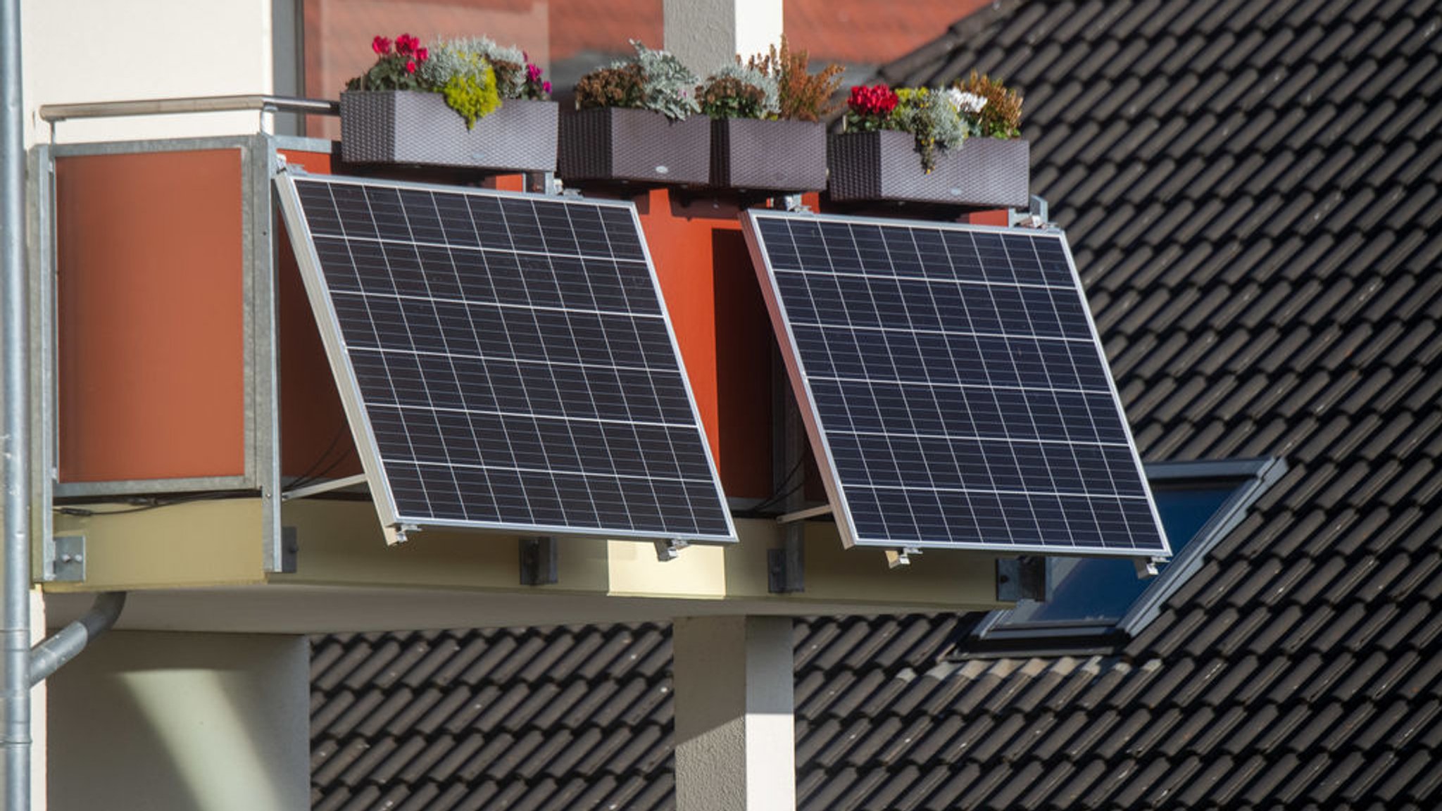 Solarmodule für ein Balkonkraftwerk hängen an einem Balkon.