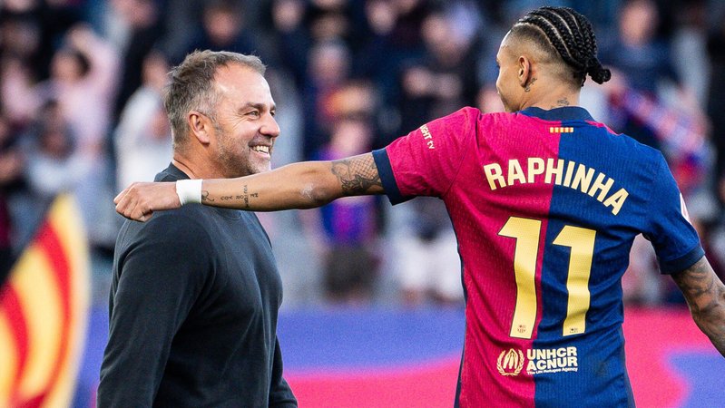 FC-Barcelona-Trainer Hansi Flick mit Raphinha | Bild: picture alliance / DPPI media | Matthieu Mirville FC-Barcelona-Trainer Hansi Flick mit Raphinha