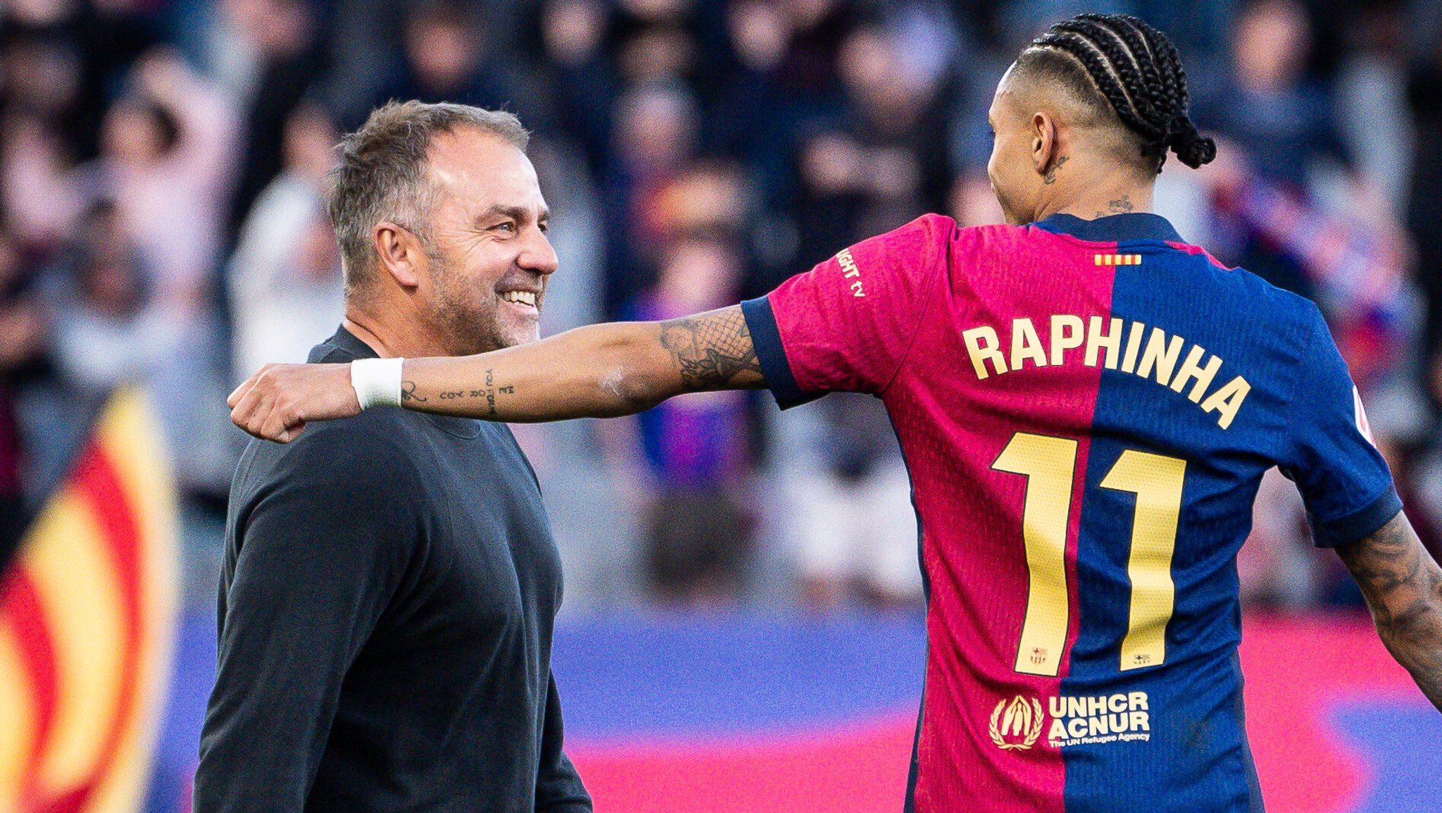 FC-Barcelona-Trainer Hansi Flick mit Raphinha | Bild: picture alliance / DPPI media | Matthieu Mirville FC-Barcelona-Trainer Hansi Flick mit Raphinha