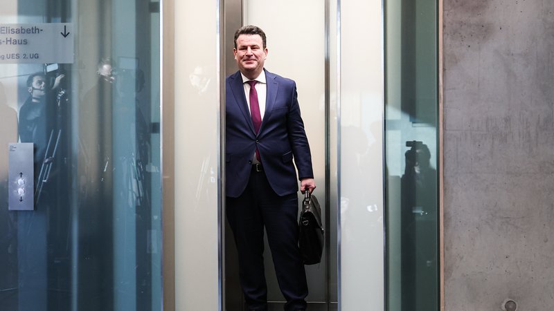 Bundesminister für Arbeit und Soziales Hubertus Heil (SPD) fährt mit dem Fahrstuhl im Jakob-Kaiser-Haus. Davor warten die Journalisten. | Bild: picture alliance/dpa | Hannes P Albert Bundesminister für Arbeit und Soziales Hubertus Heil (SPD) fährt mit dem Fahrstuhl im Jakob-Kaiser-Haus. Davor warten die Journalisten.