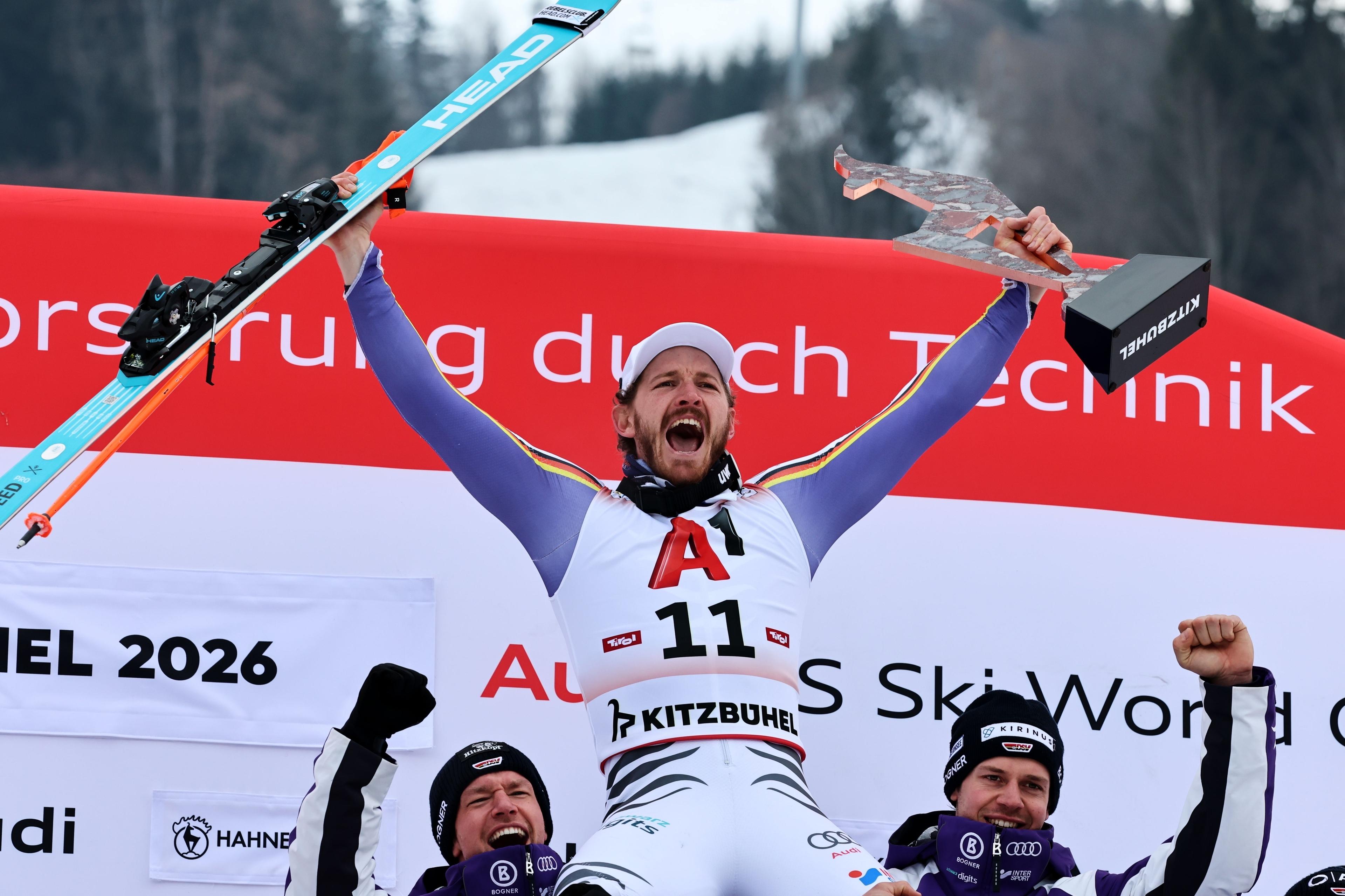 dpatopbilder - 25.01.2026, Österreich, Kitzbühel: Ski alpin: Weltcup, Slalom, Männer. Drittplatzierter Linus Straßer feiert auf dem Podium. Foto: Marco Trovati/AP/dpa +++ dpa-Bildfunk +++