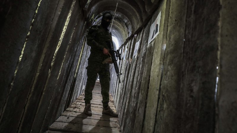 Archivbild (Mai 2022): Ein palästinensischer Kämpfer in einem Tunnel.