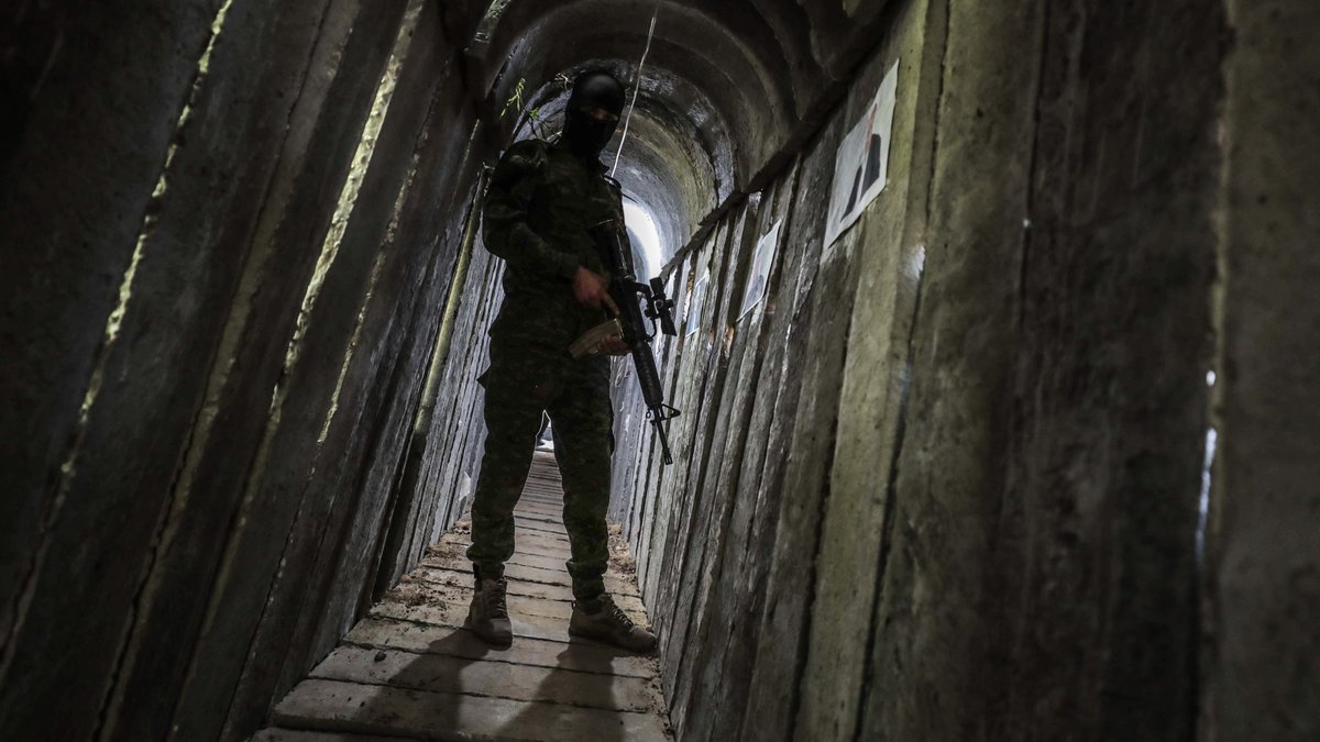 Archivbild (Mai 2022): Ein palästinensischer Kämpfer in einem Tunnel.