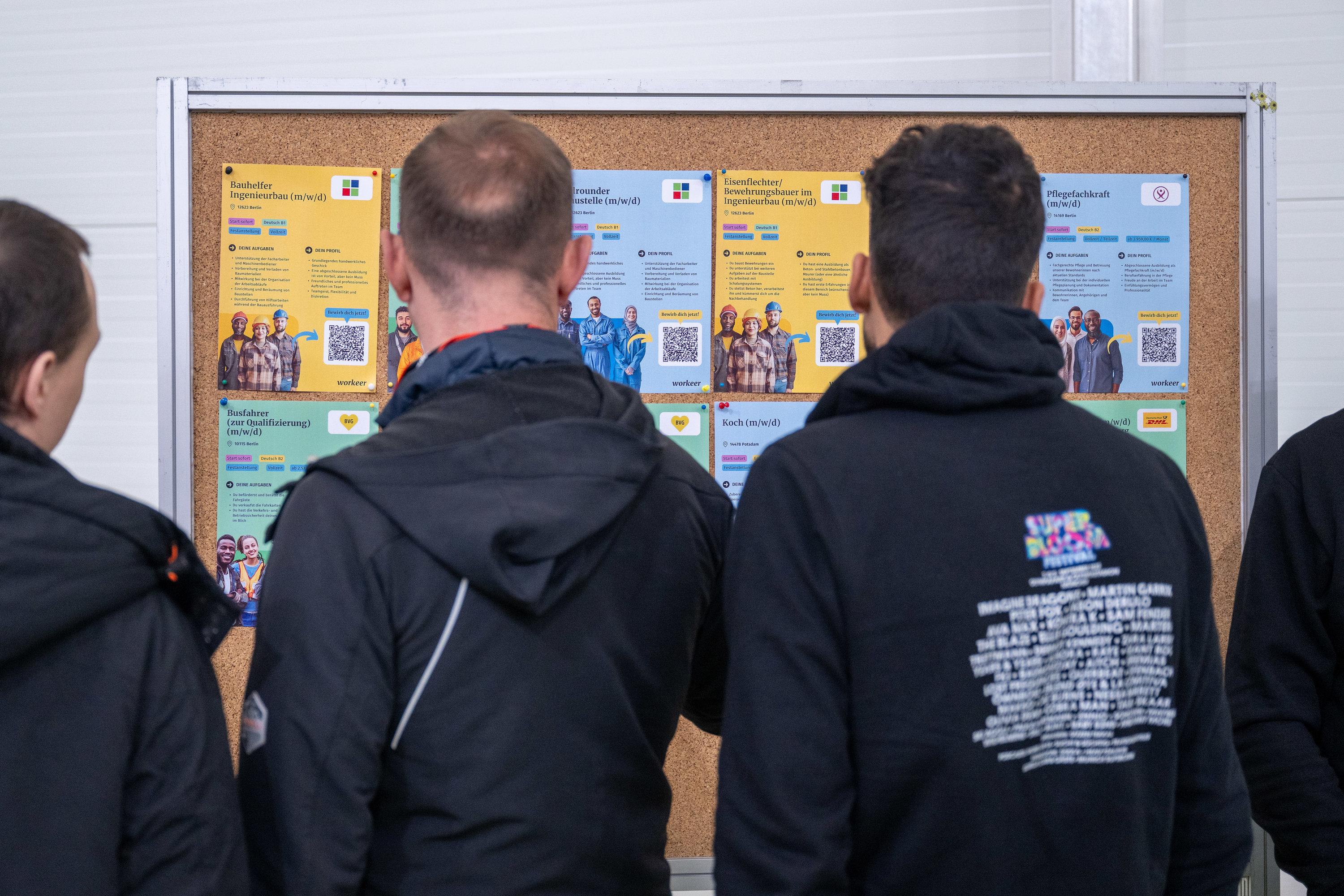 (Symbolbild) Geflüchtete suchen einen Job und Unternehmen neue Fachkräfte – eine spezielle Jobmesse in München will beide Seiten zusammenbringen.