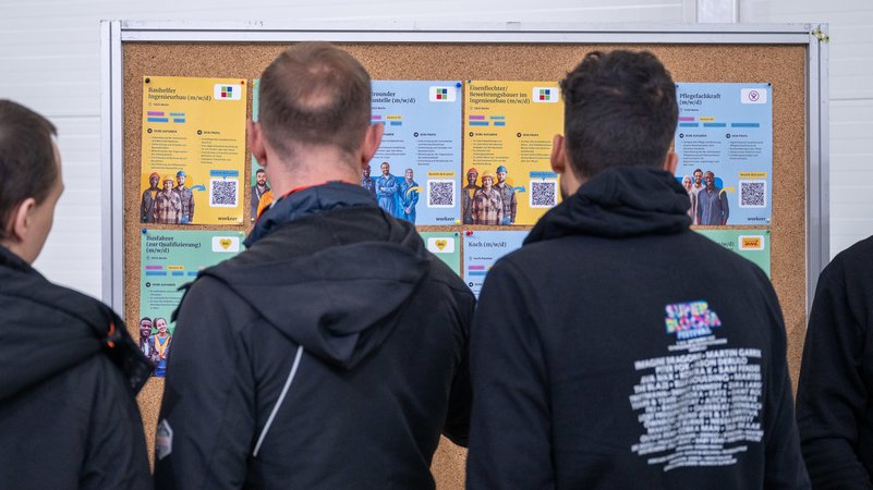 (Symbolbild) Geflüchtete suchen einen Job und Unternehmen neue Fachkräfte – eine spezielle Jobmesse in München will beide Seiten zusammenbringen. | Bild: dpa-Bildfunk/Christophe Gateau (Symbolbild) Geflüchtete suchen einen Job und Unternehmen neue Fachkräfte – eine spezielle Jobmesse in München will beide Seiten zusammenbringen.