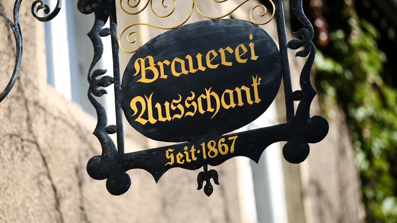 Werbung für einen Ausschank mit langjähriger Tradition | Bild: David Ebener/Picture Alliance Werbung für einen Ausschank mit langjähriger Tradition