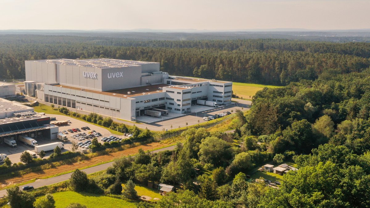 Zwischen Feldern und Wiesen liegt das neue Lager- und Logistikzentrum von Uvex. 