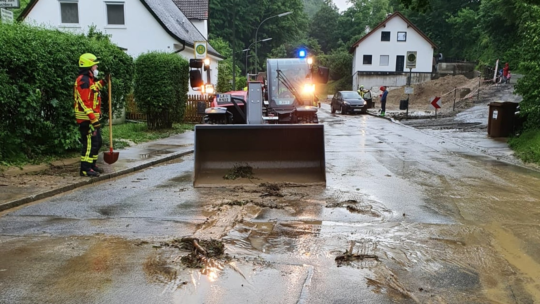 Die Feuerwehr bei den Aufräumarbeiten