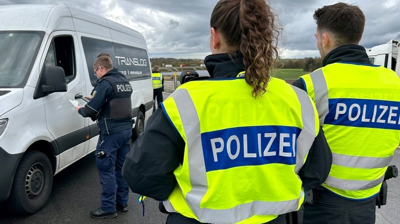 Beamtinnen und Beamte der Bundespolizei kontrollieren bei Passau einen Transporter | Bild: BR/ Katharina Häringer Beamtinnen und Beamte der Bundespolizei kontrollieren bei Passau einen Transporter
