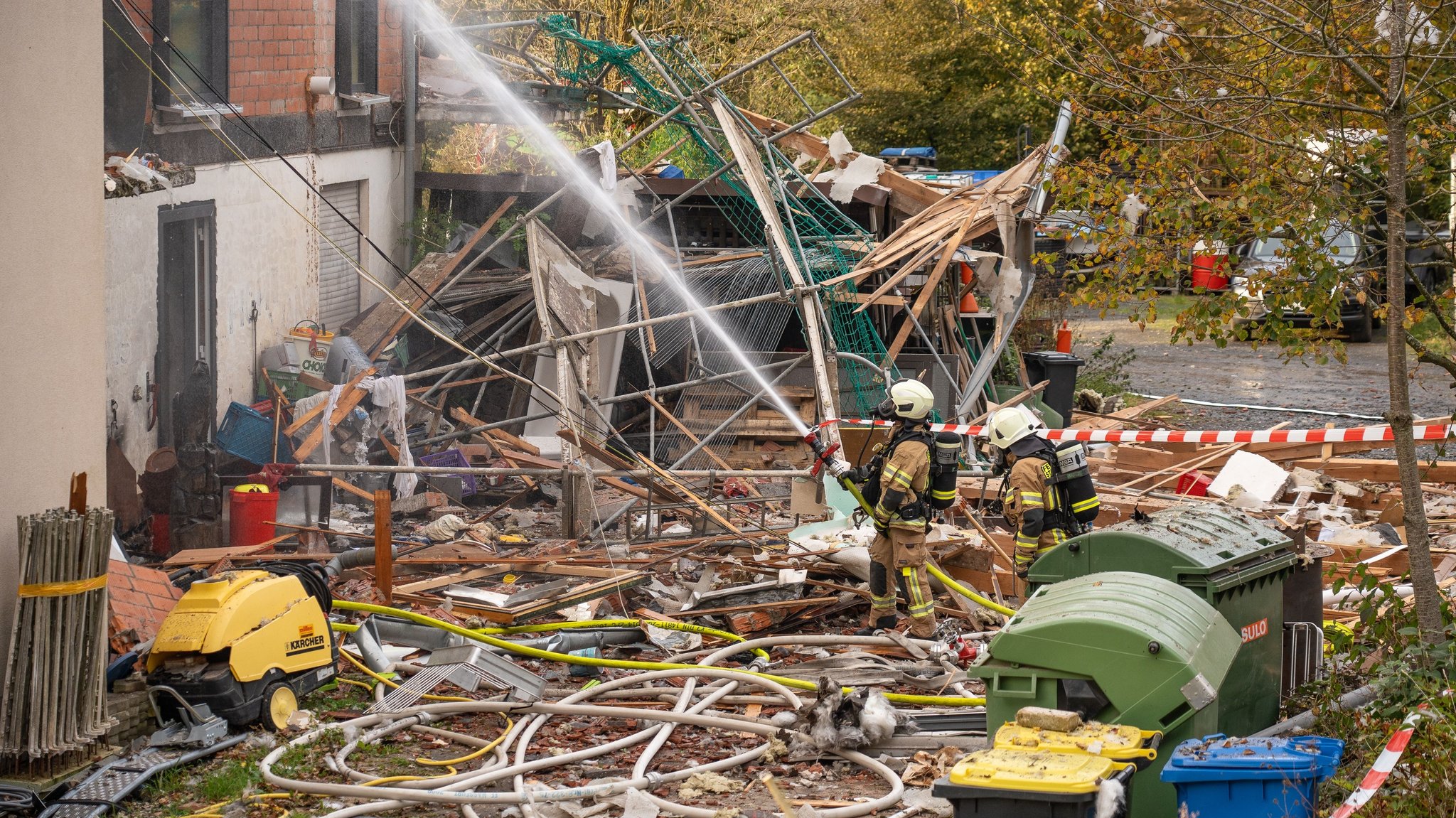 Feuerwehr bei Löscharbeiten nach Explosion in Zeil am Main