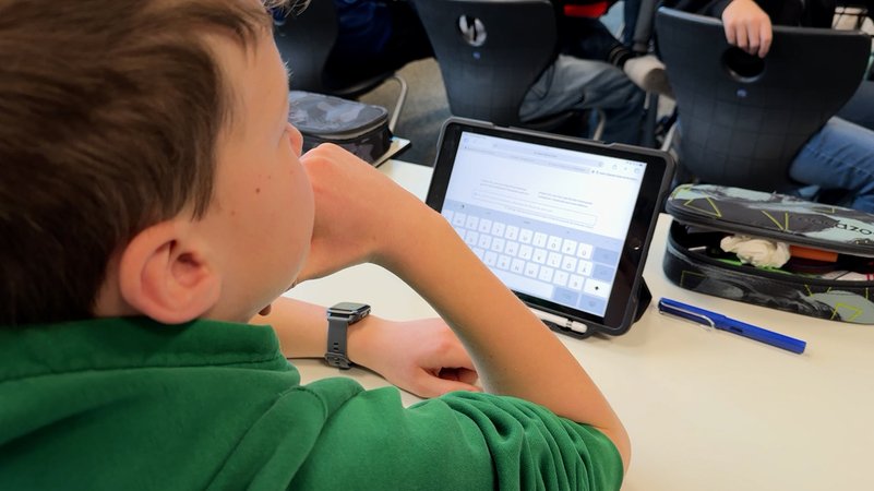 Schüler der 6a am Gymnasium Hilpoltstein nutzen KI im Matheunterricht. Der künstliche Tutor kann auf den jeweiligen Lernfortschritt eingehen. | Bild: BR / Ulrike Lefherz Schüler der 6a am Gymnasium Hilpoltstein nutzen KI im Matheunterricht. Der künstliche Tutor kann auf den jeweiligen Lernfortschritt eingehen.