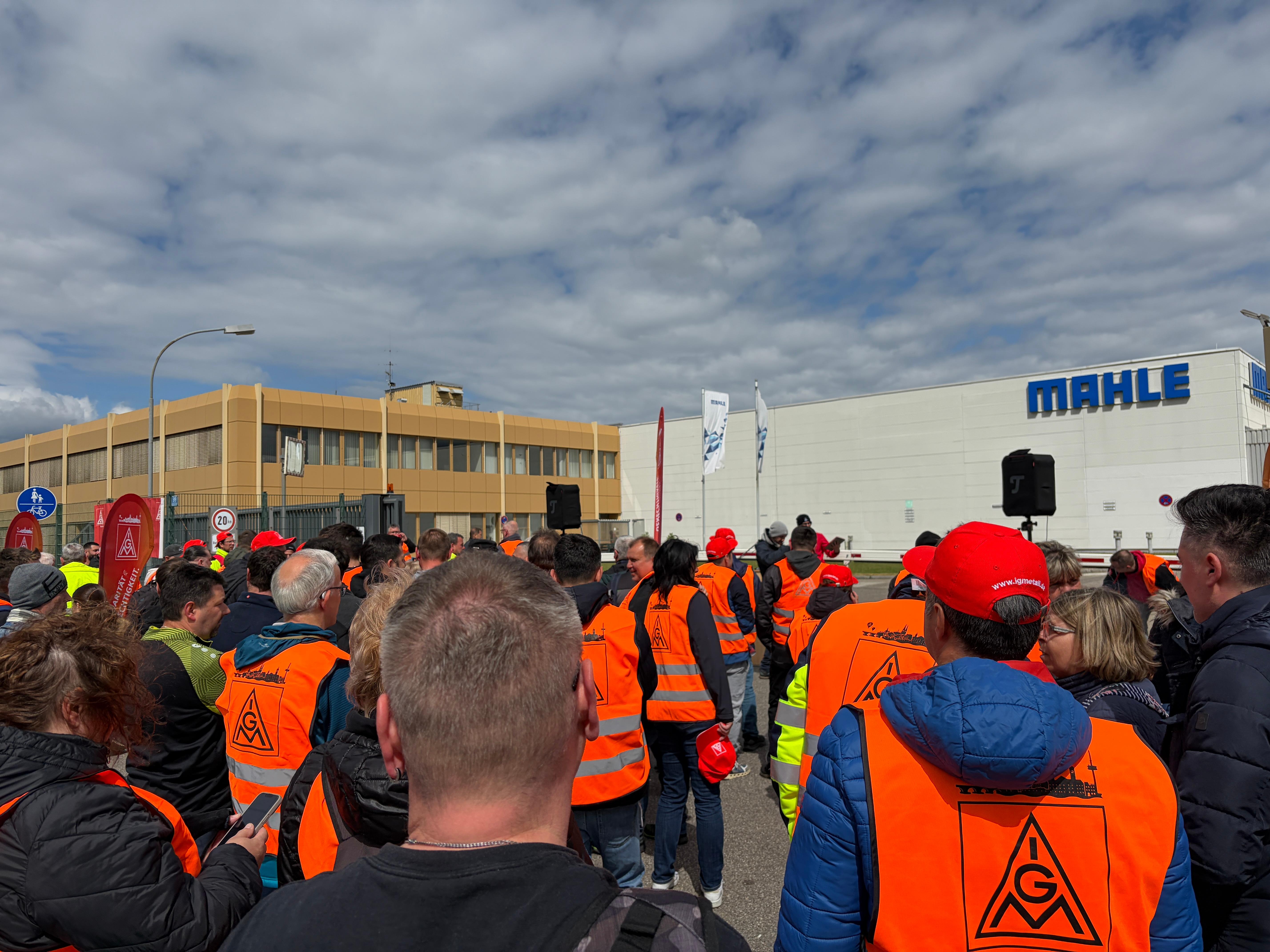 Mahle Beschäftigte bei einer Warnstreik-Kundgebung auf dem Betriebsgelände (Archivbild)