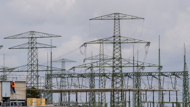Strommasten stehen auf dem Gelände eines Umspannwerks. | Bild: dpa-Bildfunk/Klaus-Dietmar Gabbert Strommasten stehen auf dem Gelände eines Umspannwerks.