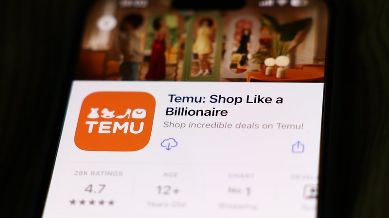 Die Temu-App auf einem Smartphone. | Bild: picture alliance / NurPhoto | Jakub Porzycki Die Temu-App auf einem Smartphone.