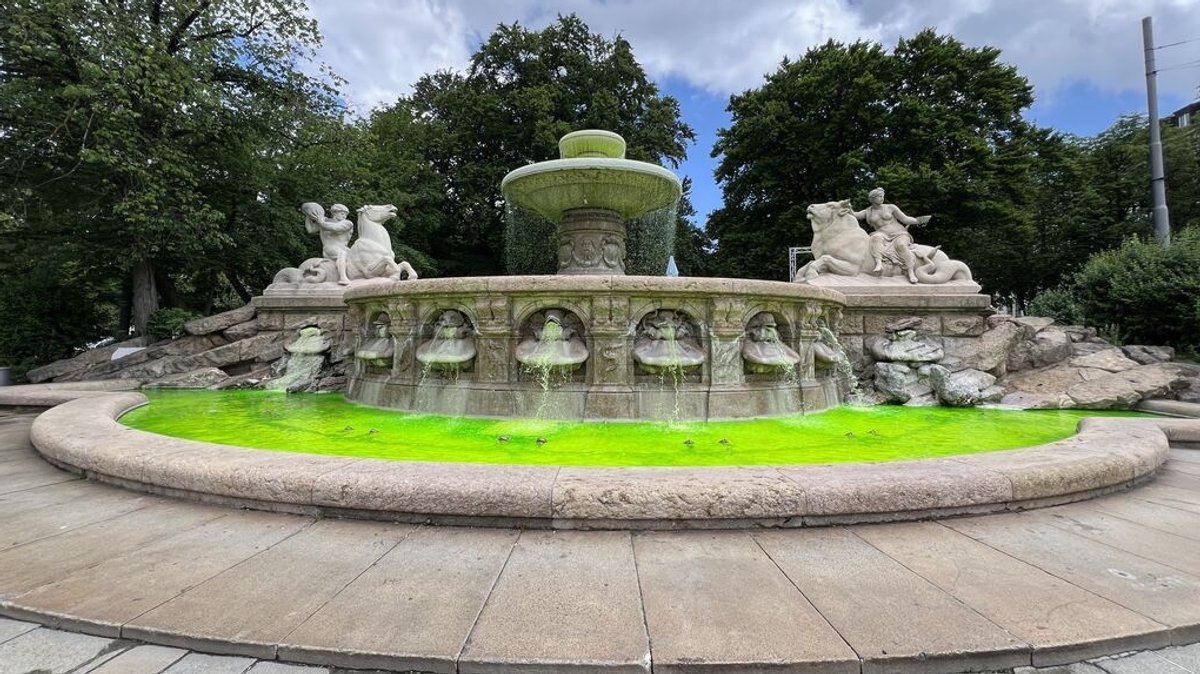 Grün eingefärbter Wittelsbacher Brunnen am Lenbachplatz